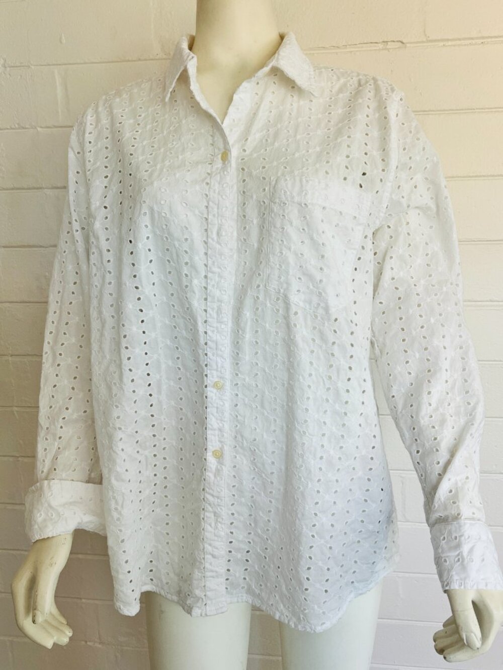 GAP White Eyelet Embroidered Button Down Shirt Long Sleeve